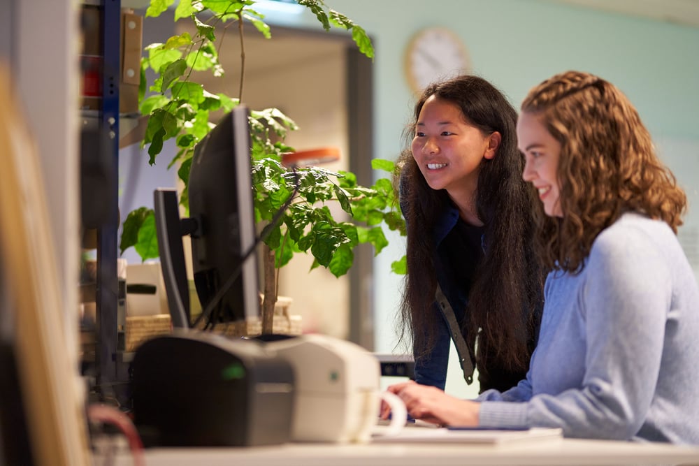 Enkel oppstart av nettbutikk: To personer har startet nettbutikk og setter opp sin butikk. Enkel oppstart av nettbutikk: To personer har startet nettbutikk og setter opp sin butikk.